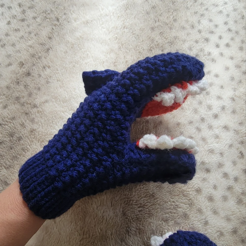 🦈 Shark Knit Mittens